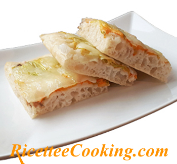 Pizza con fiori di zucca e alici